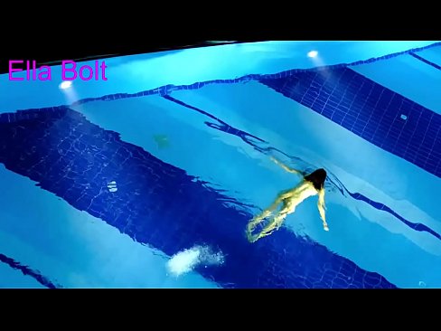 ❤️ Ich kann nicht aufhören zuzusehen, junge Blondine beim Nacktschwimmen im Pool des ELLA BOLT Resorts erwischt Porno bei uns
