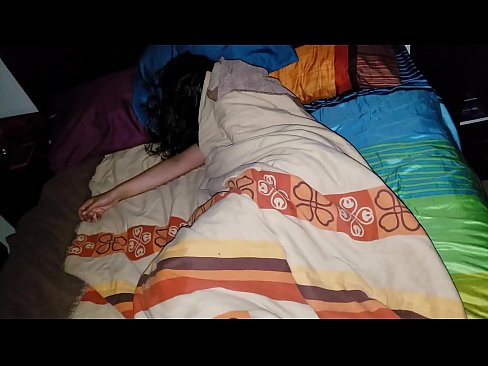 ❤️ Stiefsohn beschimpft seine junge Stiefmutter, während sie schläft. Porno bei uns